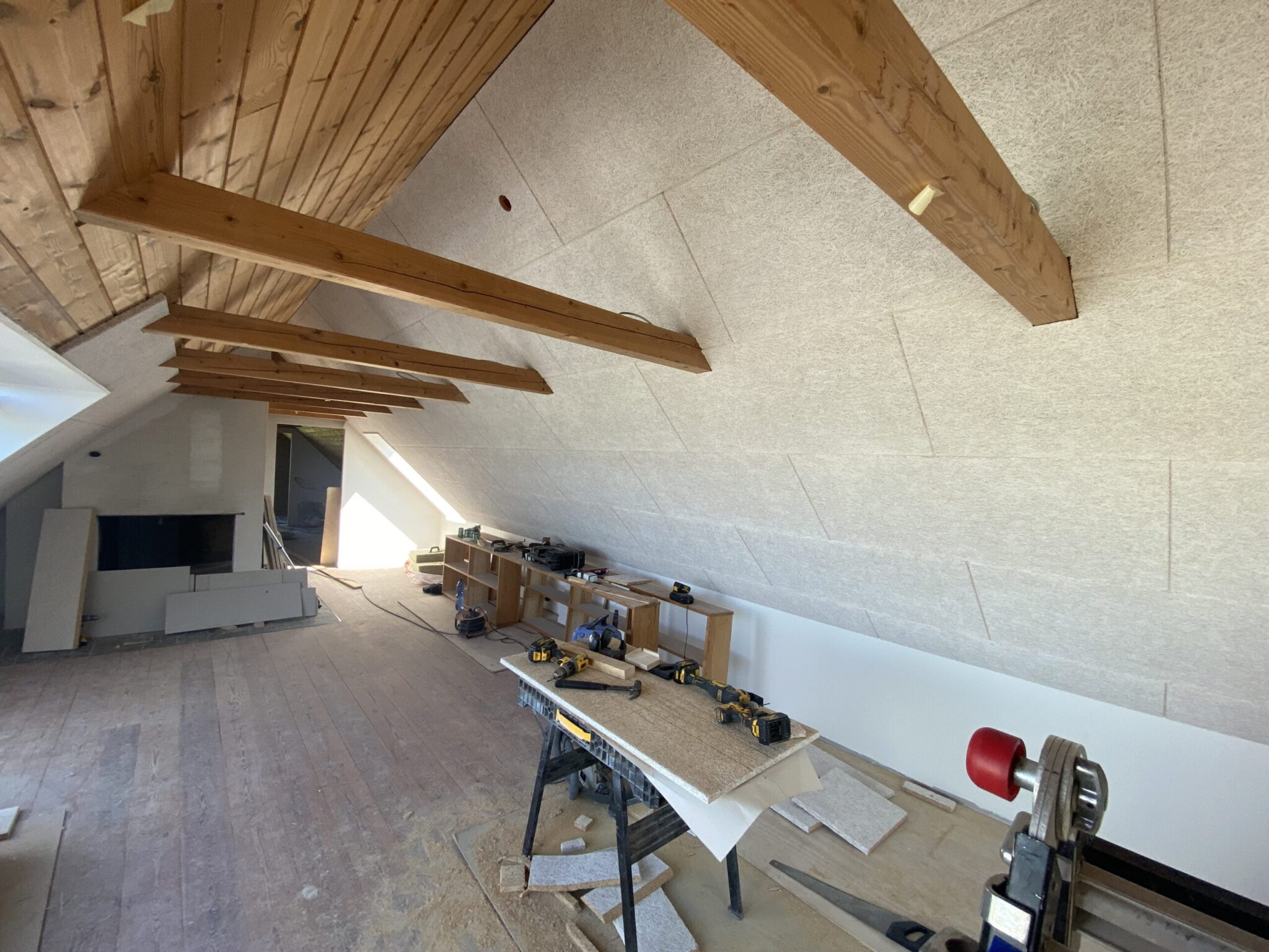 Loft under renovering med synlige træbjælker