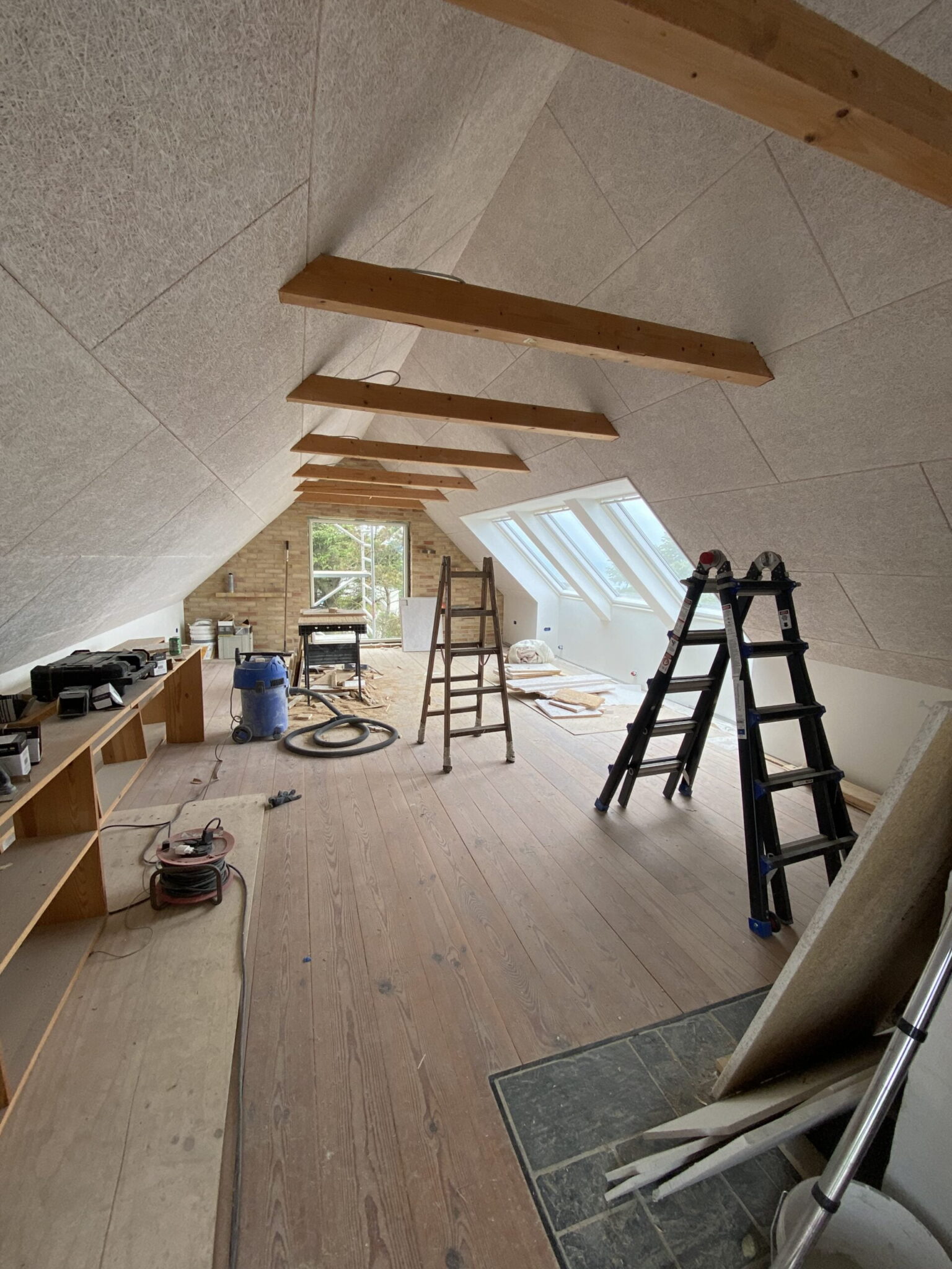 Renovering af loftsrum med værktøj og stiger